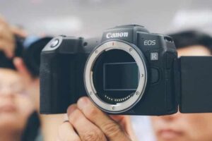 Canon camera with flip screen - EOS R