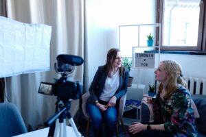 How to Vlog without a Flip-Screen - Strategise Things Yourself