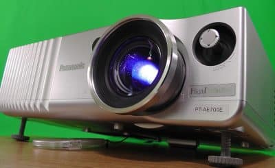 Screen mirroring iPhone to projector